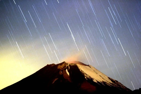 Trận mưa sao băng Geminid trên bầu trời núi lửa Popocatepetl, Mexico hôm 14/12/2004. (Ảnh: independent.co.uk)