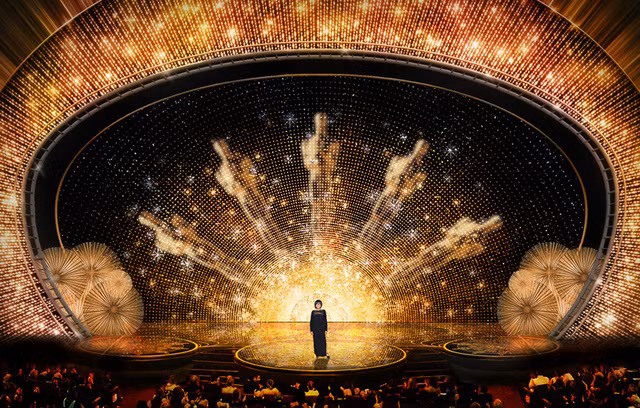  Sân khấu năm nay được lấy cảm hứng từ câu nói: Mọi người ai cũng có những giấc mơ màu vàng. Ngoài ra, thiết kế này cũng được tác giả bật mí có liên hệ với những nét tinh tế quý phái của những năm 70. 