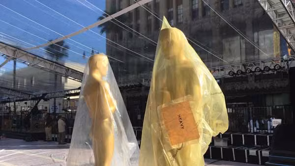  Các khâu chuẩn bị cho buổi lễ được bắt đầu từ nhiều ngày trước với số lượng nhân viên đông đảo. 