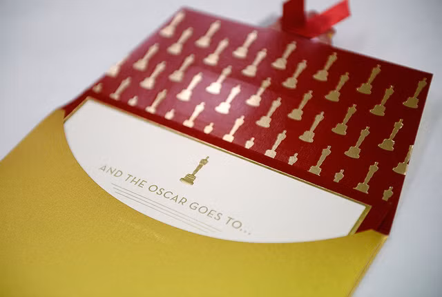 Những chi tiết nhỏ nhất đều được chuẩn bị kỹ lưỡng để đẩm bảo một buổi lễ tuyệt vời nhất. Bên trên là các phong bì chứa tên người chiến thắng trong mùa giải năm nay ở các hạng mục. Chúng được để rất trang trọng và cũng rất ... an toàn.