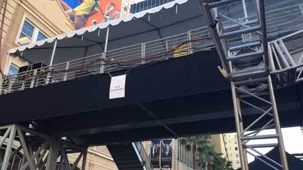 Nhiều cây cầu như thế này đã được thiết lập để thuận lợi cho việc tác nghiệp của các nhà báo và nhà tổ chức.