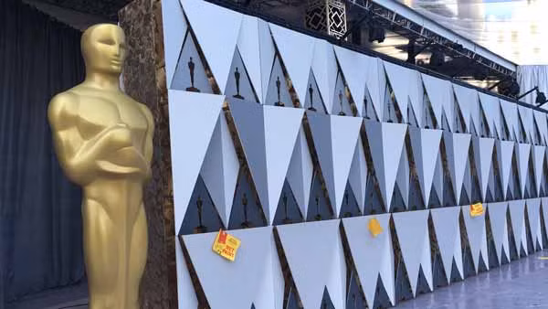 Các bức tường dọc theo khu vực thảm đỏ được trang trí tỉ mỉ.