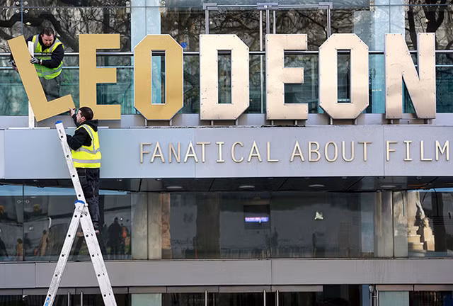 Rạp chiếu phim Odeon ở London, Anh đã thể hiện tình yêu của mình với nam diễn viên Leonardo Caprio bằng cách thay đổi tên rạp thành Leodeon trong thời gian này.