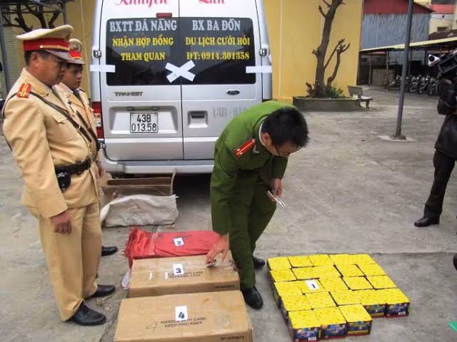 Pháo lậu và phương tiện vận chuyển bị bắt về tại trụ sở công an.