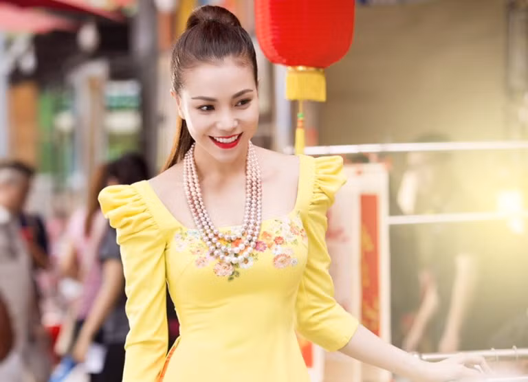 Trà Ngọc Hằng diện áo dài dạo phố Xuân rực rỡ