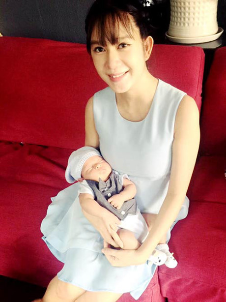 Con thứ 4 của Lý Hải - Minh Hà đáng yêu trong tiệc đầy tháng - Ảnh 6 Con thu 4 cua Ly Hai - Minh Ha dang yeu trong tiec day thang - Anh 6