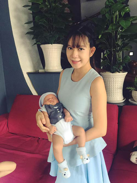 Con thứ 4 của Lý Hải - Minh Hà đáng yêu trong tiệc đầy tháng - Ảnh 1 Con thu 4 cua Ly Hai - Minh Ha dang yeu trong tiec day thang - Anh 1