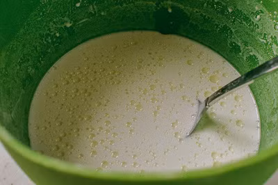 Cho bột gạo, bột ngô, muối và nước vào trộn đều trong âu lớn. Khi tất cả đã hòa quyện thì bạn thêm vào 1 muỗng cafe dầu ăn. Tiếp đến lọc hỗn hợp qua rây để cho mịn mượt. Để bột nghỉ trong vòng 30 phút.