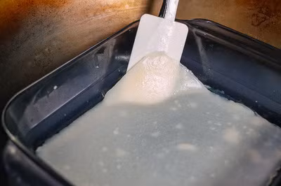 Khi bánh chín thì dùng phới dẹt cẩn thận vớt bánh ra.