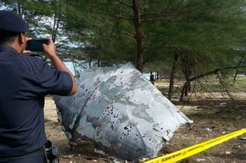 Vật thể nghi thuộc MH370 dạt vào bờ biển Malaysia