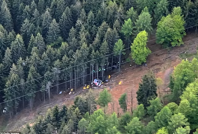 Cận cảnh hiện trường rơi cáp treo khiến ít nhất 14 người tử vong ở Italy ảnh 7