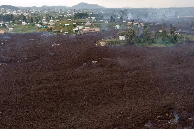 Video: Núi lửa phun trào như tận thế, người dân hoảng loạn chạy trốn trong đêm ảnh 2