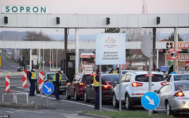 Ô tô xếp hàng tại trạm kiểm soát biên giới Hungary-Áo ở Hungary. Cả hai quốc gia đã đóng cửa biên giới và sẽ chỉ cho phép công dân của họ vào. Tại Hungary, số người nhiễm virus Covid-19 đã tăng lên 50 và một người đã chết .