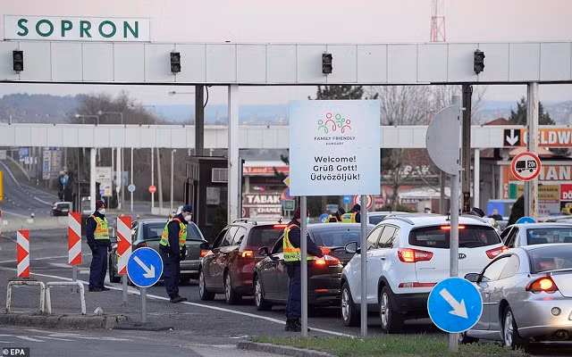Ô tô xếp hàng tại trạm kiểm soát biên giới Hungary-Áo ở Hungary. Cả hai quốc gia đã đóng cửa biên giới và sẽ chỉ cho phép công dân của họ vào. Tại Hungary, số người nhiễm virus Covid-19 đã tăng lên 50 và một người đã chết .