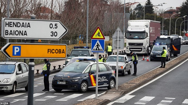 Lực lượng an ninh Tây Ban Nha chặn một chiếc xe hơi từ Pháp tại cửa khẩu biên giới giữa Tây Ban Nha và Pháp, gần thị trấn Irun, xứ Basque, miền bắc Tây Ban Nha.