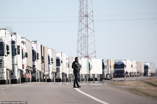 Các xe tải xếp hàng ở Kamenny khi vào biên giới Bêlarut-Litva sau khi Litva đóng cửa biên giới với du khách nước ngoài ngày hôm qua trong bối cảnh đại dịch toàn cầu.