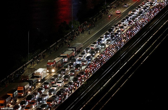 Châu Âu ùn tắc nghiêm trọng khi các nước áp lệnh phong tỏa