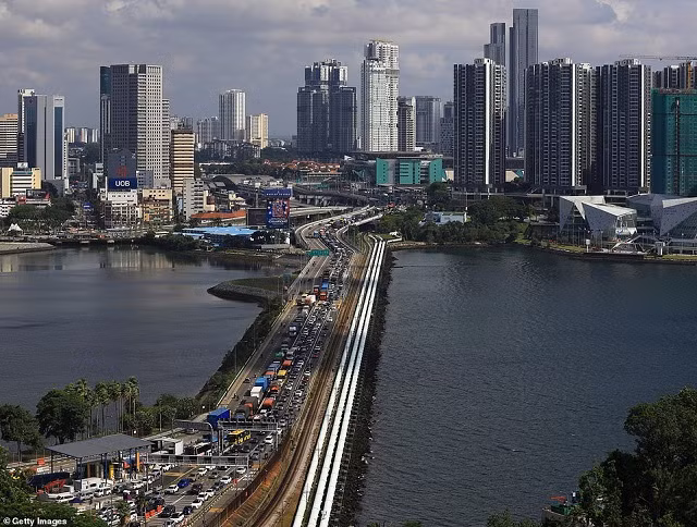 Tắc nghẽn giao thông xảy ra khi các phương tiện cố gắng đi vào Singapore một ngày trước khi Malaysia đóng cửa biên giới