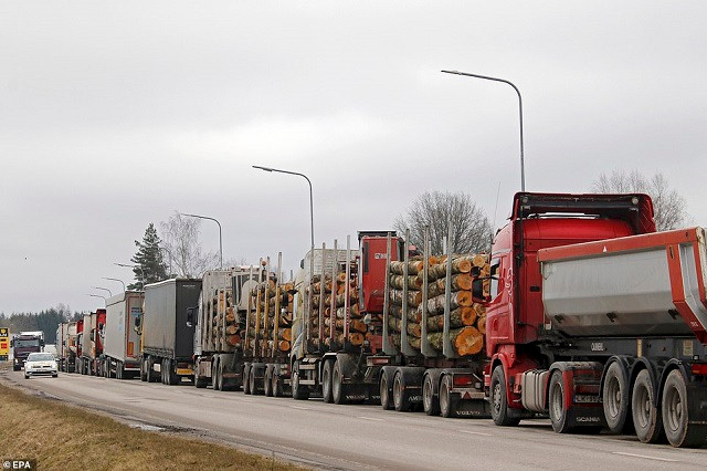 Xe tải đang chờ kiểm soát tại điểm qua biên giới Valga-Valka, Latvia