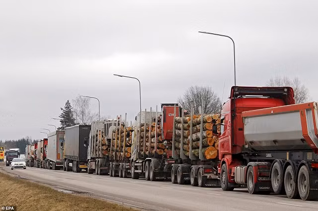 Xe tải đang chờ kiểm soát tại điểm qua biên giới Valga-Valka, Latvia