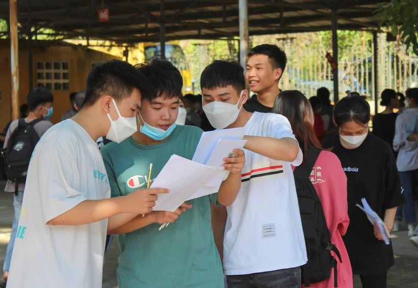 Thí sinh tại điểm thi Trường THPT TP. Điện Biên Phủ trao đổi lại bài sau khi rời phòng thi môn Toán. Thí sinh tại điểm thi Trường THPT TP. Điện Biên Phủ trao đổi lại bài sau khi rời phòng thi môn Toán.