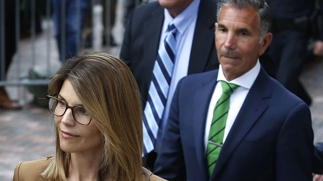 Diễn viên Lori Loughlin và chồng là nhà thiết kế thời trang Mossimo Giannulli đang lo lắng trước những cáo buộc mới trong bê bối chạy trường.