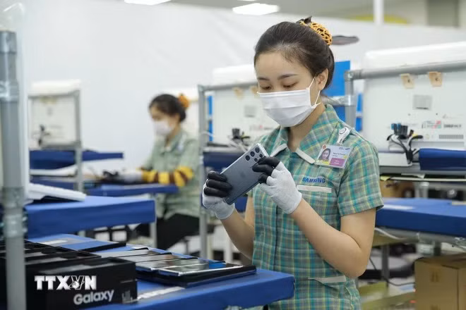 Lắp ráp điện thoại thông minh tại Công ty Samsung Electronic Việt Nam Thái Nguyên-Khu Công nghiệp Yên Bình, Thái Nguyên. (Ảnh: Hoàng Nguyên/TTXVN)