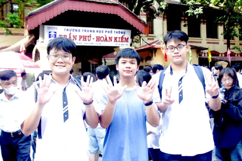 Thí sinh Nguyễn Quốc Khánh (ngoài cùng bên trái) tươi cười bên các bạn thân khi môn thi cuối kết thúc. (Ảnh: Minh Hà)
