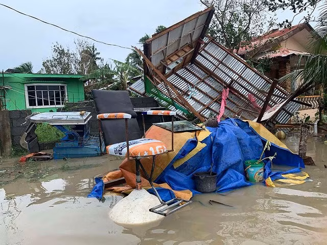 Hiện trường ngổn ngang sau khi siêu bão Moleva quét qua Philippines ảnh 4