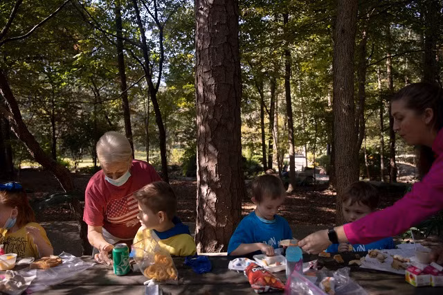 Những lớp học giữa thiên nhiên tại Mỹ trong mùa Covid-19 ảnh 1