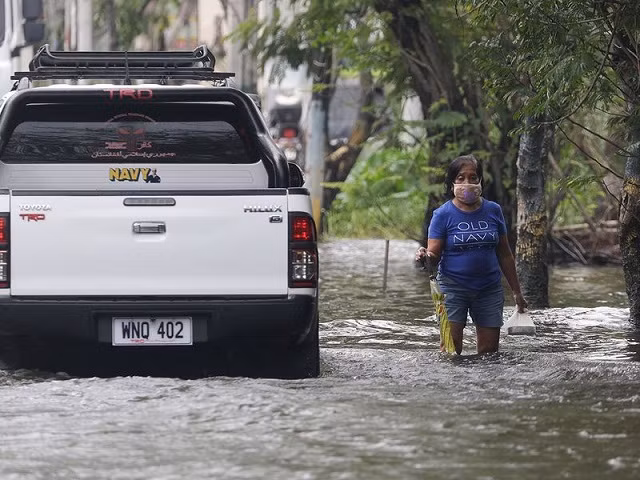 Hiện trường ngổn ngang sau khi siêu bão Moleva quét qua Philippines ảnh 3