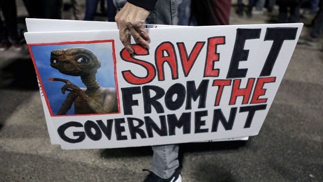 Những tấm biển được mang theo.