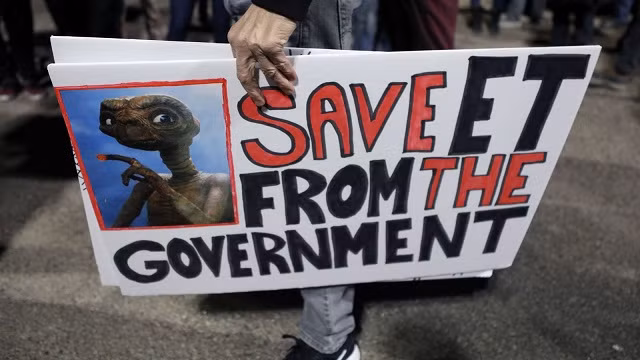 Những tấm biển được mang theo.