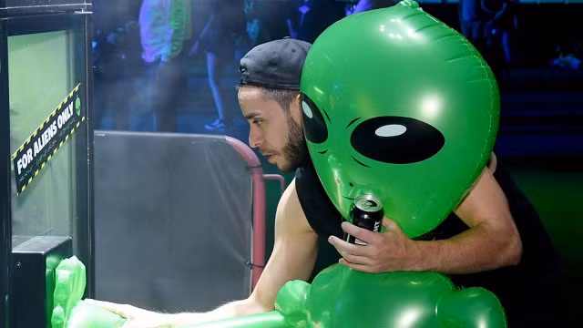 Một người mang theo hình người ngoài hành tinh bơm hơi. Một người mang theo hình người ngoài hành tinh bơm hơi.