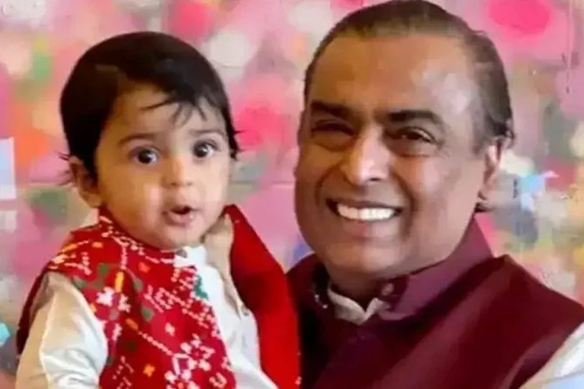 Tỷ phú Ấn Độ Mukesh Ambani và cháu trai Cháu trai Prithvi Akash.