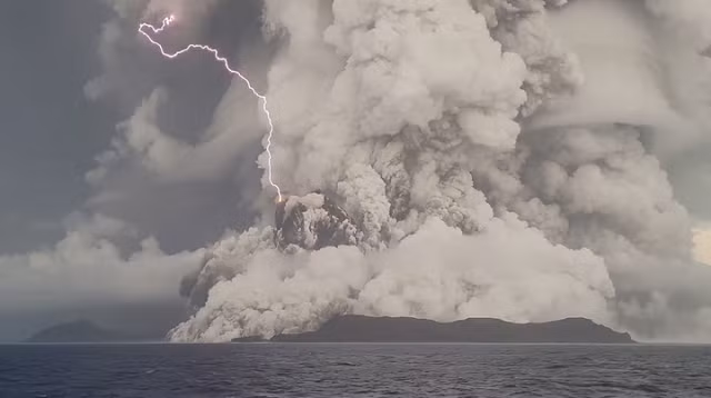 Hình ảnh núi lửa ở Tonga phun trào.