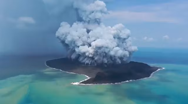 Tonga: Cảnh tượng như tận thế sau vụ núi lửa phun với sức mạnh 1.000 quả bom nguyên tử ảnh 2