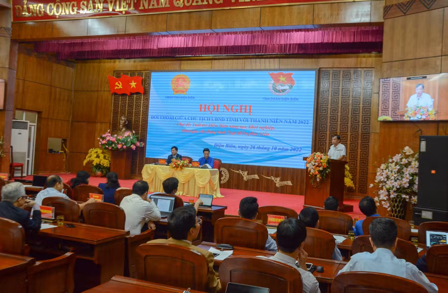 Đại diện Sở Kế hoạch và Đầu tư tỉnh Điện Biên giải đáp thắc mắc liên quan đến nhóm vấn đề về chính sách thu hút đầu tư, trong đó đề cập đến nhiều cơ hội việc làm cho thanh niên địa phương.