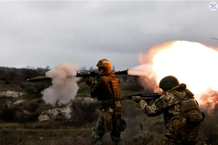 Lữ đoàn quân đội Ukraine tham gia cuộc tập trận ở khu vực phía đông Donetsk. (Ảnh: Reuters).