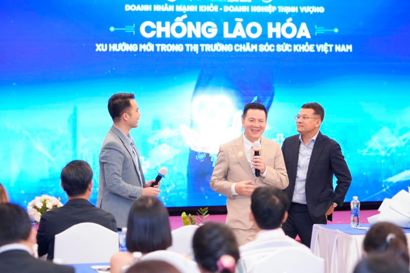 Giao lưu giữa Bs Phan Thanh Hào (giữa) và lãnh đạo Tập đoàn Du lịch Crystal Bay. Giao lưu giữa Bs Phan Thanh Hào (giữa) và lãnh đạo Tập đoàn Du lịch Crystal Bay.