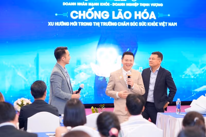 Giao lưu giữa Bs Phan Thanh Hào (giữa) và lãnh đạo Tập đoàn Du lịch Crystal Bay.