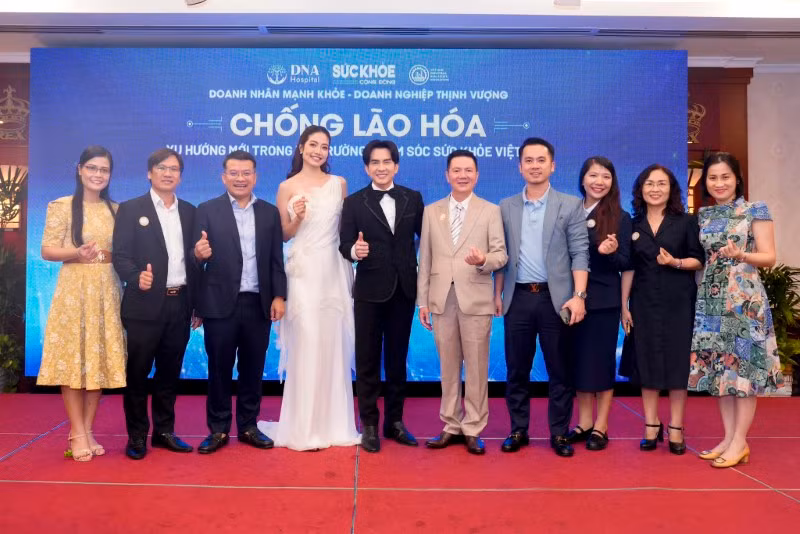 BS Phan Thanh Hào, Chủ tịch DNA và Phó TGĐ Crystal Bay Tourism Group Dzung Tran, TGĐ Crystal Bay Card Nguyễn Đỗ Thành Công và Hoa hậu MC Ninh Hoàng Ngân, ca sĩ Đan Trường trong buổi lễ. 