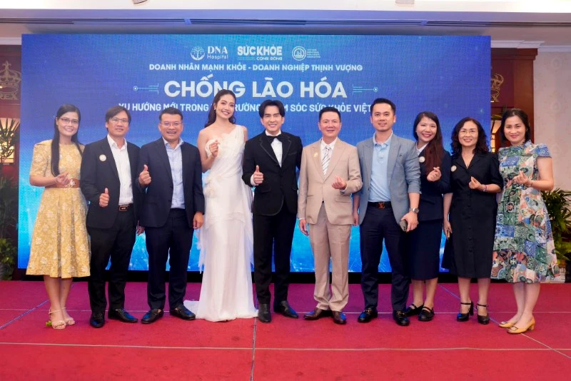 BS Phan Thanh Hào, Chủ tịch DNA và Phó TGĐ Crystal Bay Tourism Group Dzung Tran, TGĐ Crystal Bay Card Nguyễn Đỗ Thành Công và Hoa hậu MC Ninh Hoàng Ngân, ca sĩ Đan Trường trong buổi lễ. 