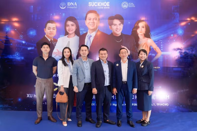 Các doanh nhân chụp hình lưu niệm.