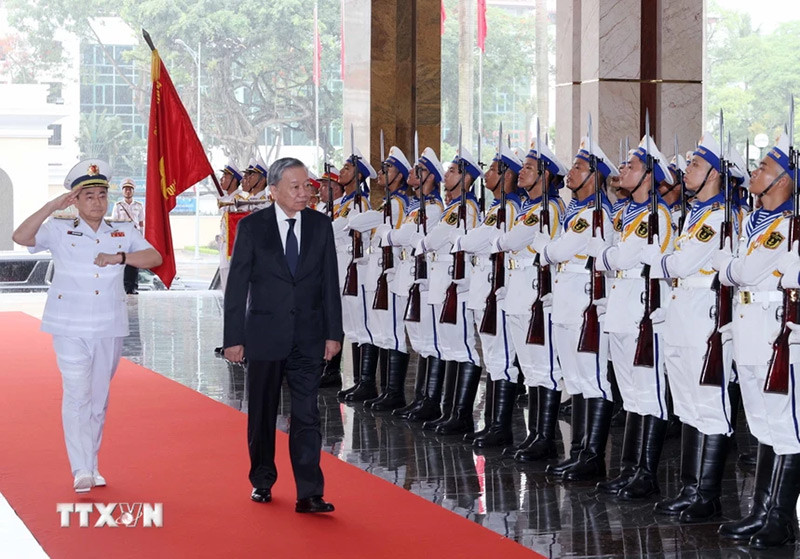 Chủ tịch nước Tô Lâm duyệt đội danh dự Quân chủng Hải quân. (Ảnh: Nhan Sáng/TTXVN)