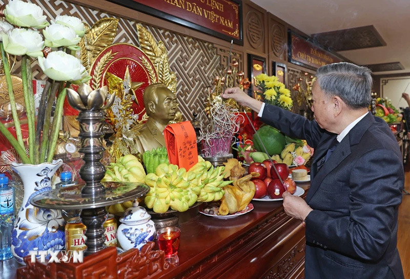Chủ tịch nước Tô Lâm dâng hương tưởng niệm Đại tướng Võ Nguyên Giáp. (Ảnh: Nhan Sáng/TTXVN)