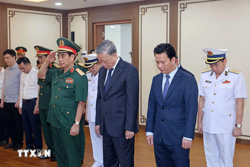 Chủ tịch nước Tô Lâm tưởng niệm Chủ tịch Hồ Chí Minh, Đại tướng Võ Nguyên Giáp và các Anh hùng liệt sỹ của Quân chủng Hải quân. (Ảnh: Nhan Sáng/TTXVN).