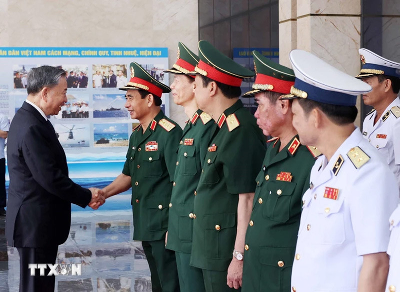 Chủ tịch nước Tô Lâm với lãnh đạo Bộ Quốc phòng. (Ảnh: Nhan Sáng/TTXVN)