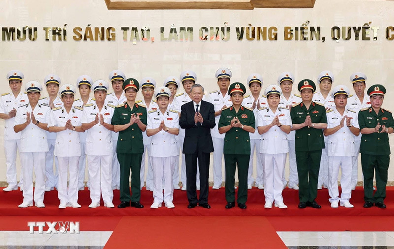 Chủ tịch nước Tô Lâm với lãnh đạo Bộ Quốc phòng và Bộ Tư lệnh Quân chủng Hải quân. (Ảnh: Nhan Sáng/TTXVN)