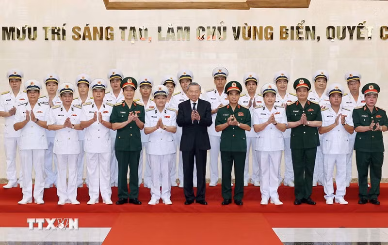 Chủ tịch nước Tô Lâm với lãnh đạo Bộ Quốc phòng và Bộ Tư lệnh Quân chủng Hải quân. (Ảnh: Nhan Sáng/TTXVN)